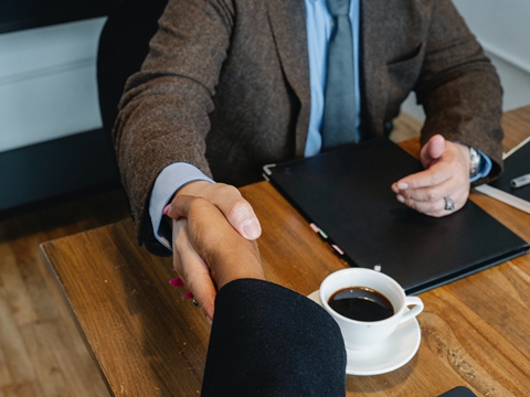 2025美國銀行開戶指南：BOA、華美、國泰、匯豐對比與實操建議